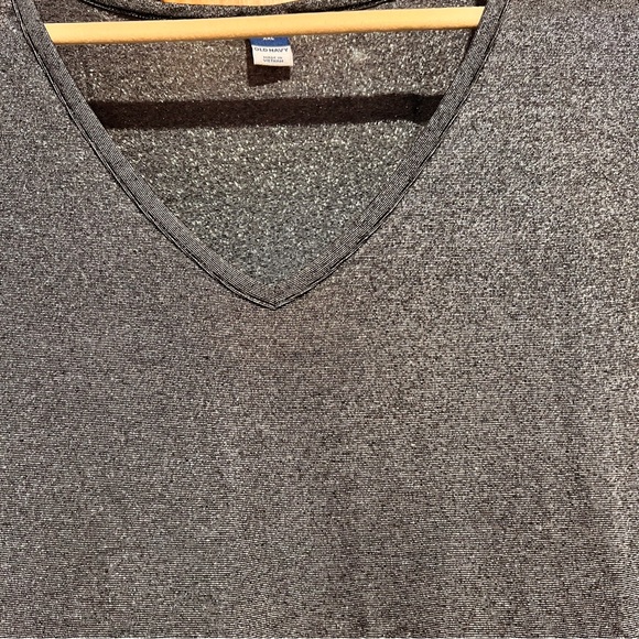 Old Navy NWT Gray Metallic V-Neck Women's Top XXL - Picture 2 of 5